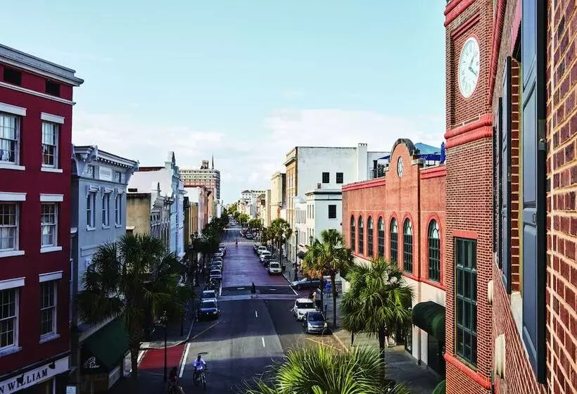 デラックススイート, The Charleston Place