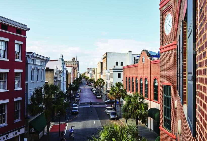 발코니가 있는 프리미엄 룸, The Charleston Place