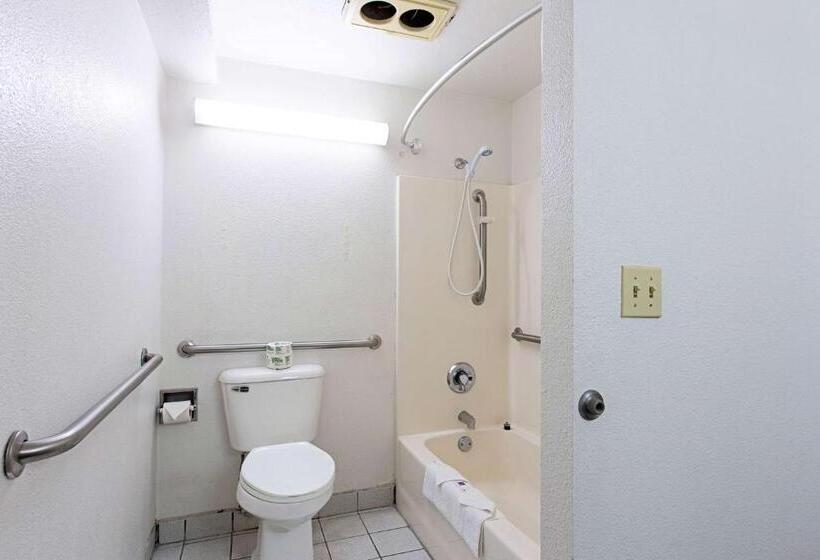 身障者適用スタンダードルーム, Motel 6 Pendleton, Or  West