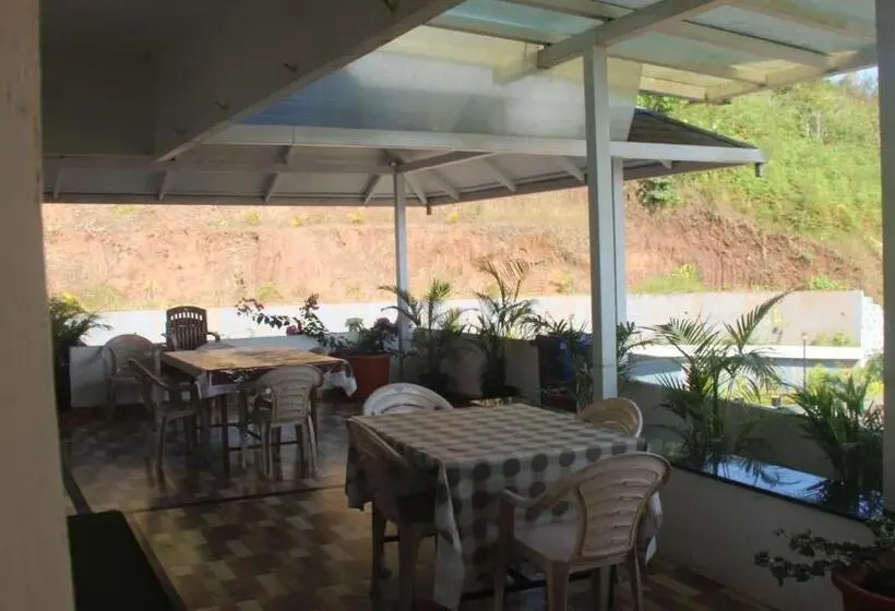اتاق استاندارد چهار تخته, Kollanoor Guest House