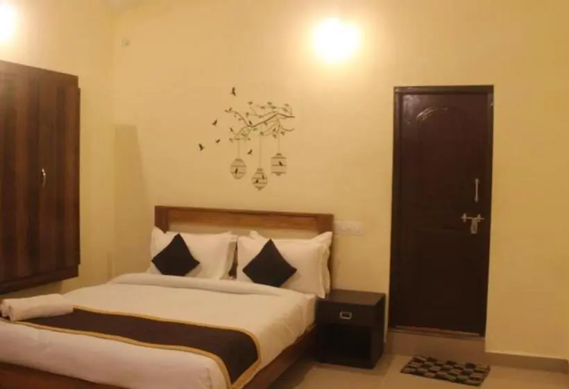 اتاق استاندارد چهار تخته, Kollanoor Guest House