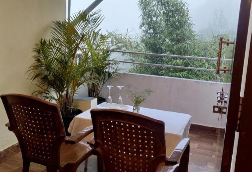 اتاق استاندارد با چشم‌انداز کوهستان, Kollanoor Guest House