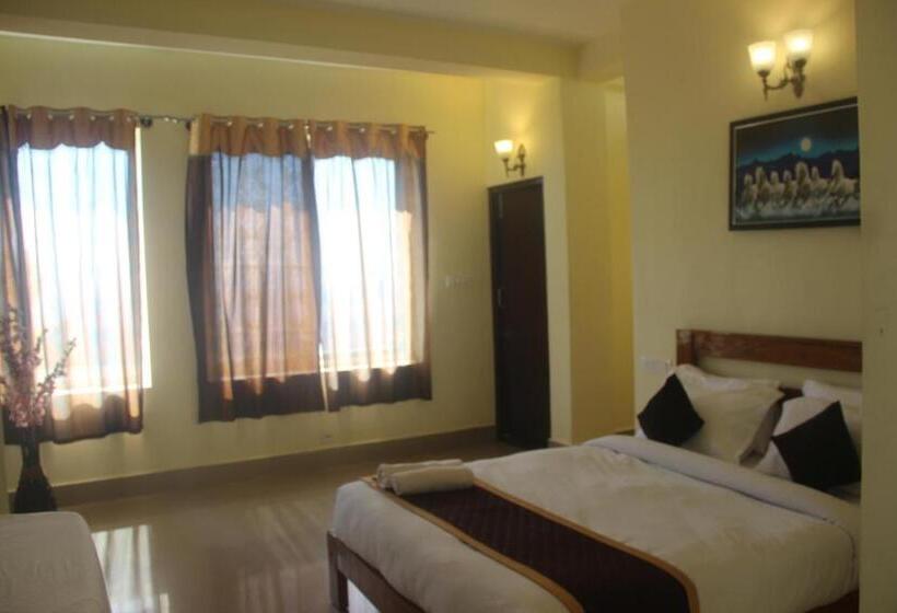 اتاق لوکس با بالکن, Kollanoor Guest House