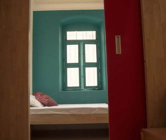 Standard Single Room, Roambay