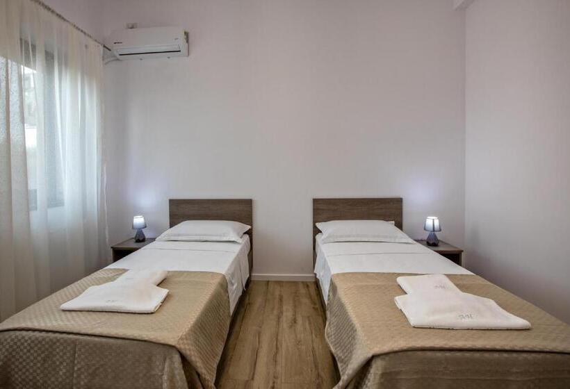 اتاق استاندارد, Airport House