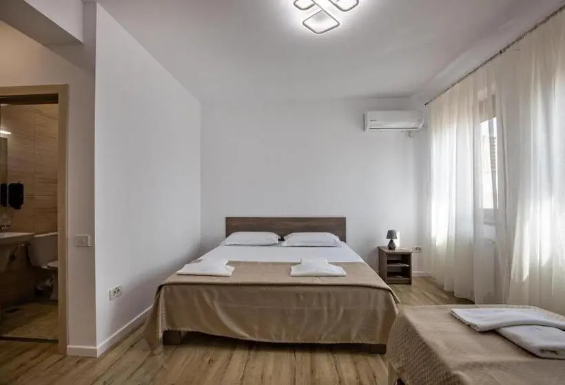 Standard Kolmen Hengen Huone, Airport House