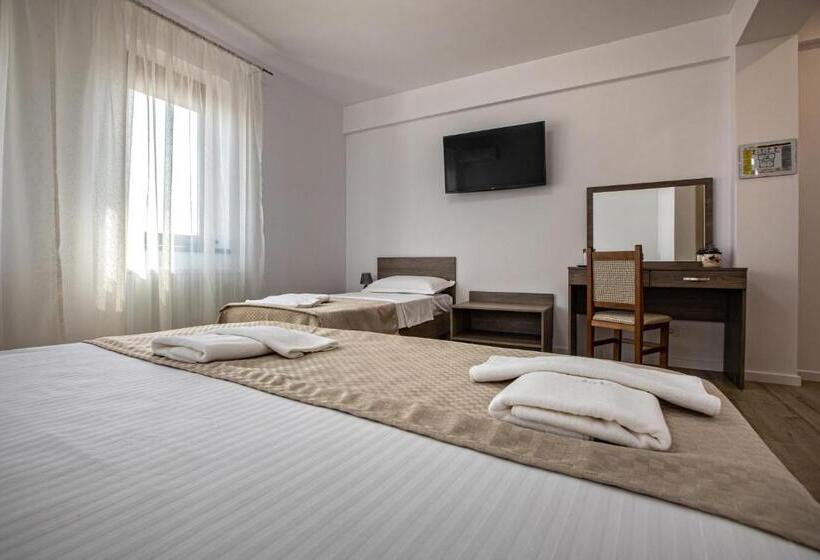 اتاق استاندارد سه نفره, Airport House