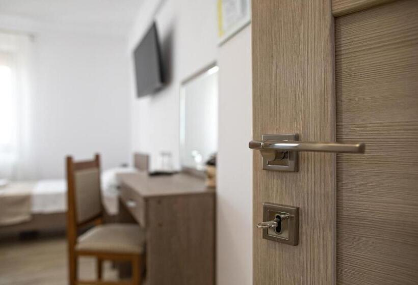 اتاق استاندارد سه نفره, Airport House