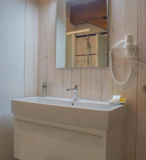 غرفة قياسية رباعية, Apartmány šupina