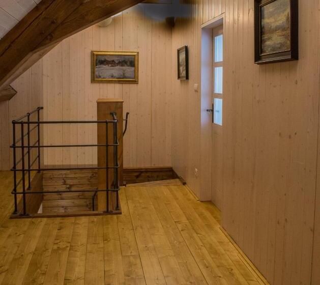 غرفة قياسية رباعية, Apartmány šupina