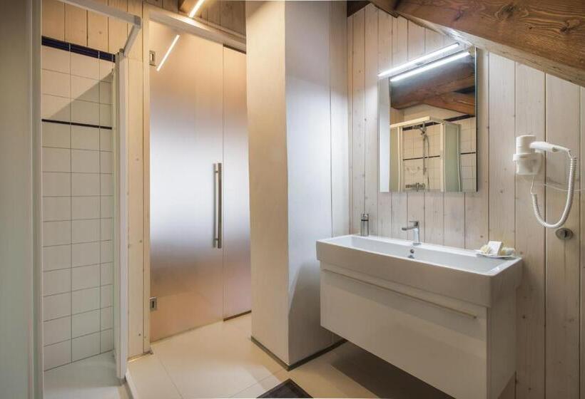 غرفة قياسية رباعية, Apartmány šupina