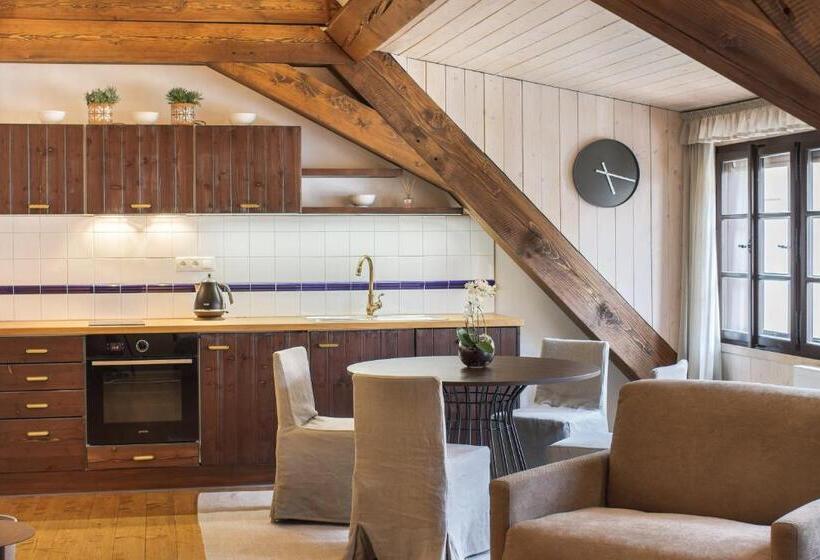 غرفة قياسية رباعية, Apartmány šupina