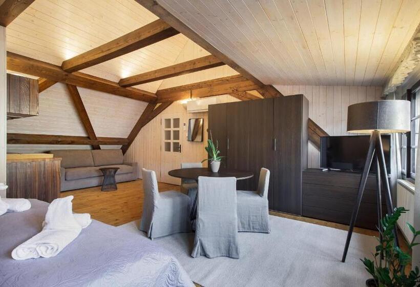 غرفة قياسية ثلاثية, Apartmány šupina