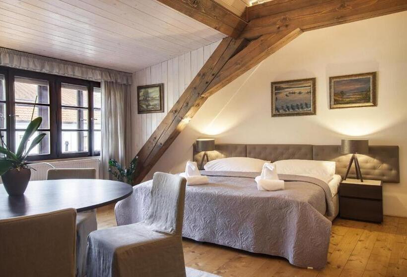 غرفة قياسية ثلاثية, Apartmány šupina