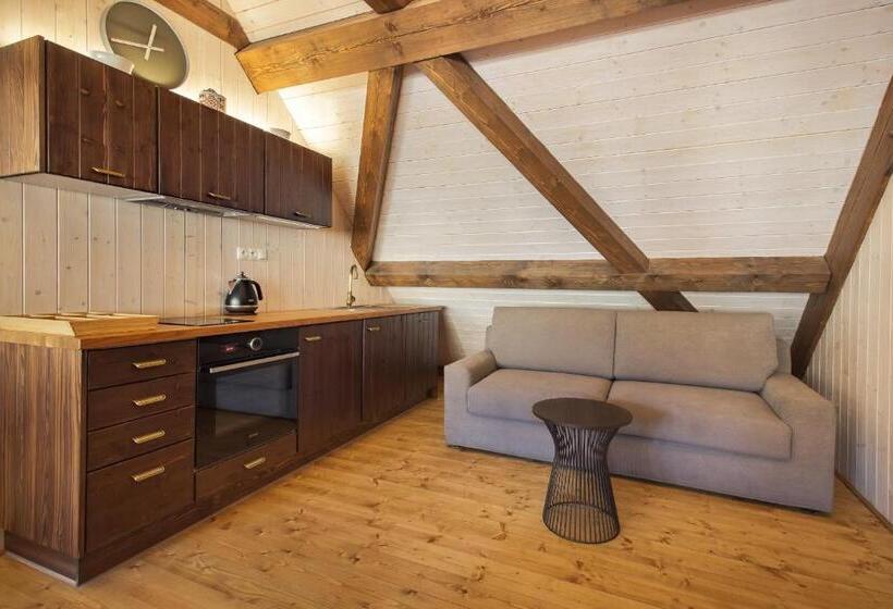 غرفة قياسية ثلاثية, Apartmány šupina