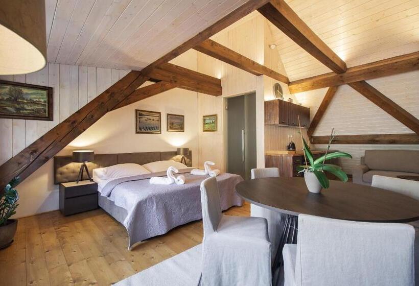 غرفة قياسية ثلاثية, Apartmány šupina