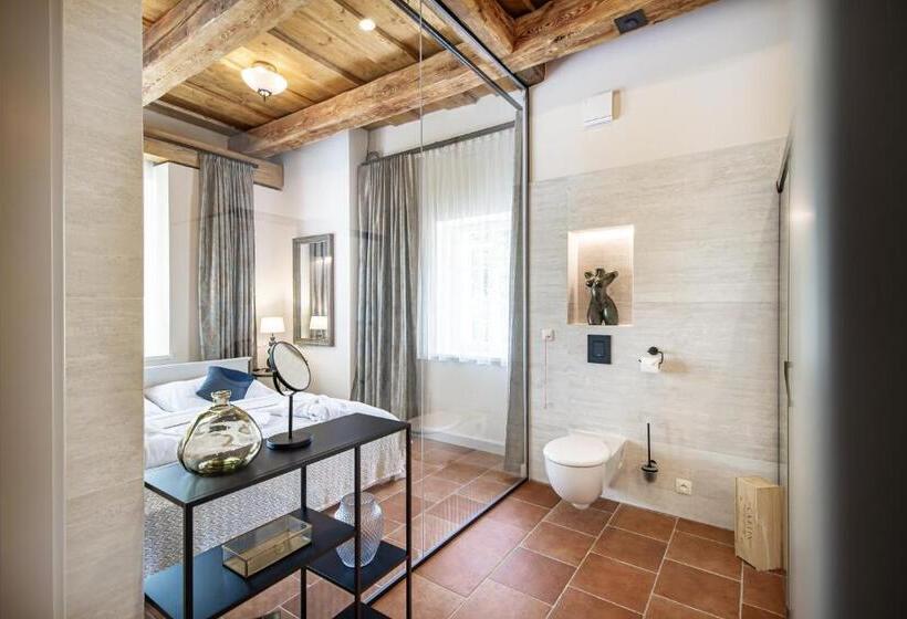 غرفة ديلوكس ثلاثية, Apartmány šupina