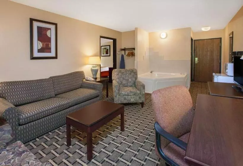 キングサイズベッドのスイートルーム, Days Inn & Suites By Wyndham Madison Heights Mi