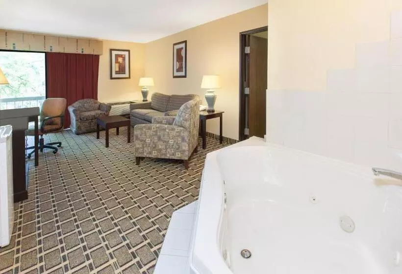 キングサイズベッドのスイートルーム, Days Inn & Suites By Wyndham Madison Heights Mi