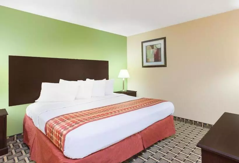 キングサイズベッドのスタンダードルーム, Days Inn & Suites By Wyndham Madison Heights Mi