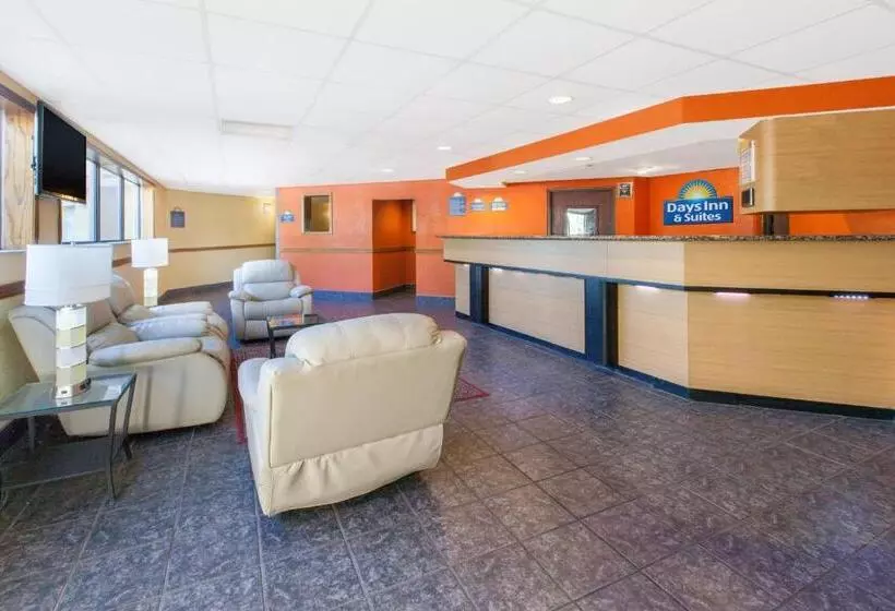 キングサイズベッドのデラックスルーム, Days Inn & Suites By Wyndham Madison Heights Mi