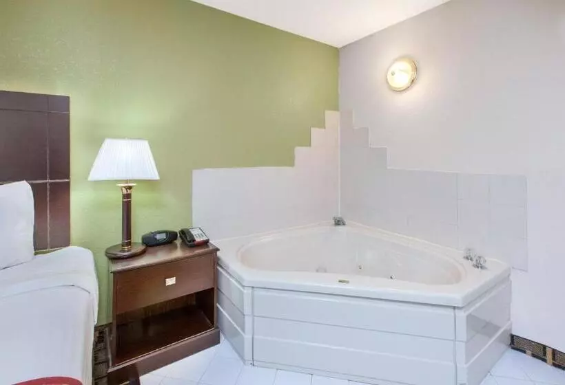 キングサイズベッドのデラックスルーム, Days Inn & Suites By Wyndham Madison Heights Mi