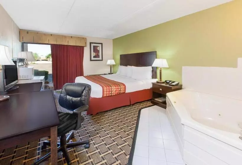 キングサイズベッドのデラックスルーム, Days Inn & Suites By Wyndham Madison Heights Mi