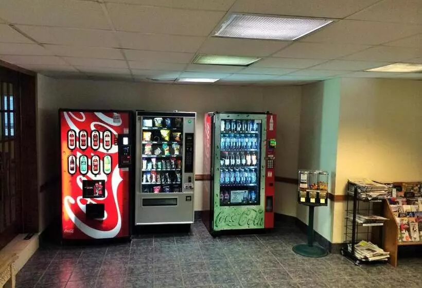 ２ダブルベッドのスタンダードルーム, Days Inn & Suites By Wyndham Madison Heights Mi