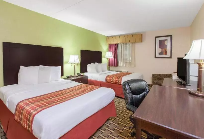２ダブルベッドのスタンダードルーム, Days Inn & Suites By Wyndham Madison Heights Mi