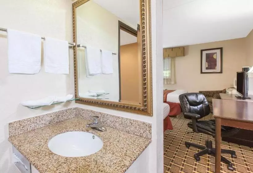 身障者適用キングサイズベッドルーム, Days Inn & Suites By Wyndham Madison Heights Mi