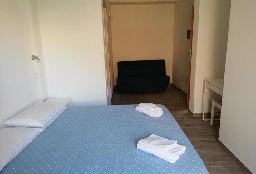 Standar Háromágyas Szoba Erkéllyel, Domo Alghero Centro