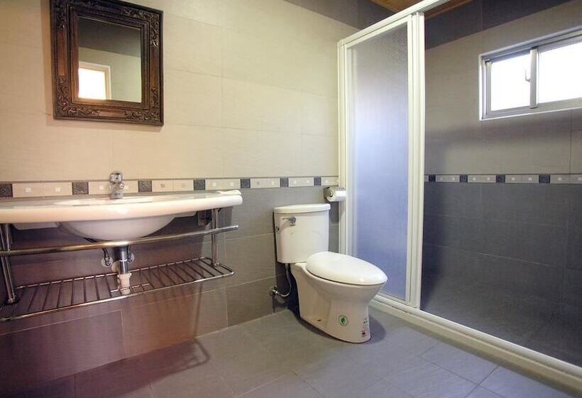 اتاق استاندارد چهار تخته, Wu Li Ting B&b