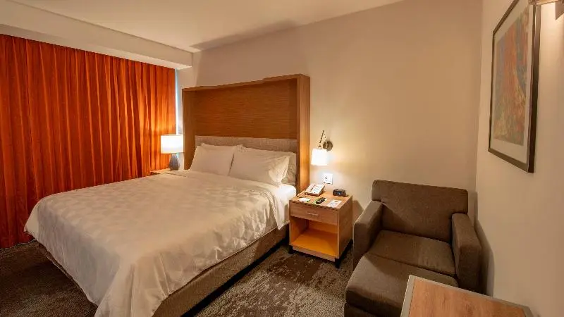 キングサイズベッドのスタンダードルーム, Holiday Inn & Suites Merida La Isla, An Ihg