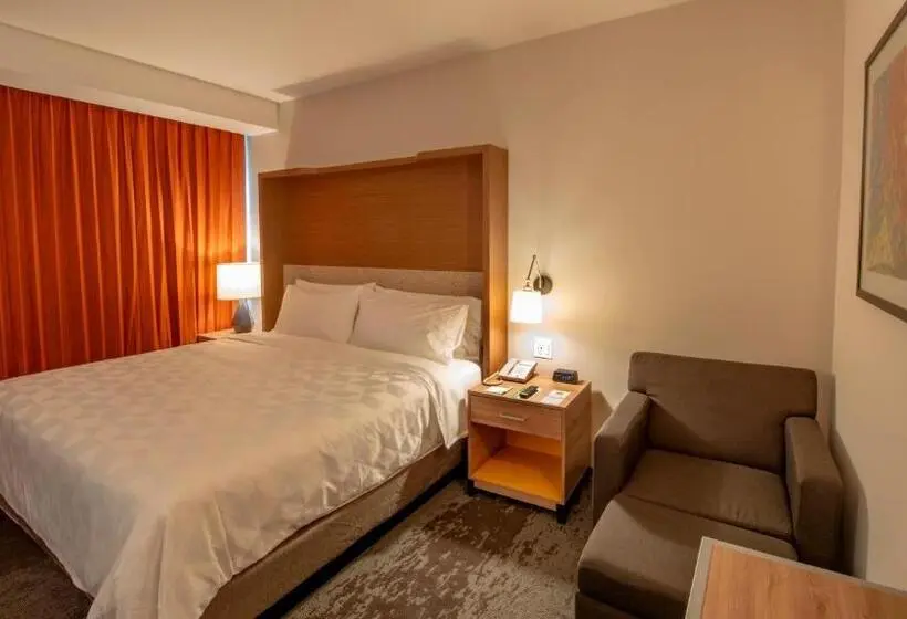 キングサイズベッドのスタンダードルーム, Holiday Inn & Suites Merida La Isla, An Ihg