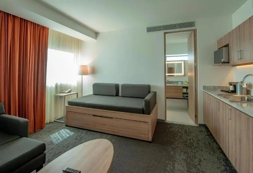 キングサイズベッドのスイートルーム, Holiday Inn & Suites Merida La Isla, An Ihg
