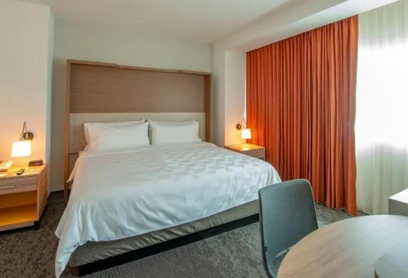 キングサイズベッドのスイートルーム, Holiday Inn & Suites Merida La Isla, An Ihg