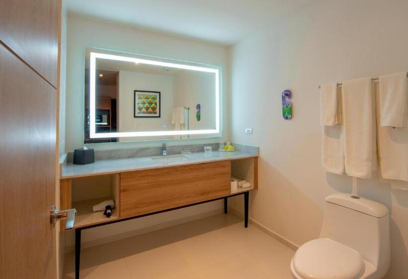 带大床的套房, Holiday Inn & Suites   Merida La Isla, An Ihg