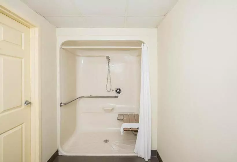 身障者適用キングサイズベッドルーム, Days Inn By Wyndham Clarksville North Exit 4
