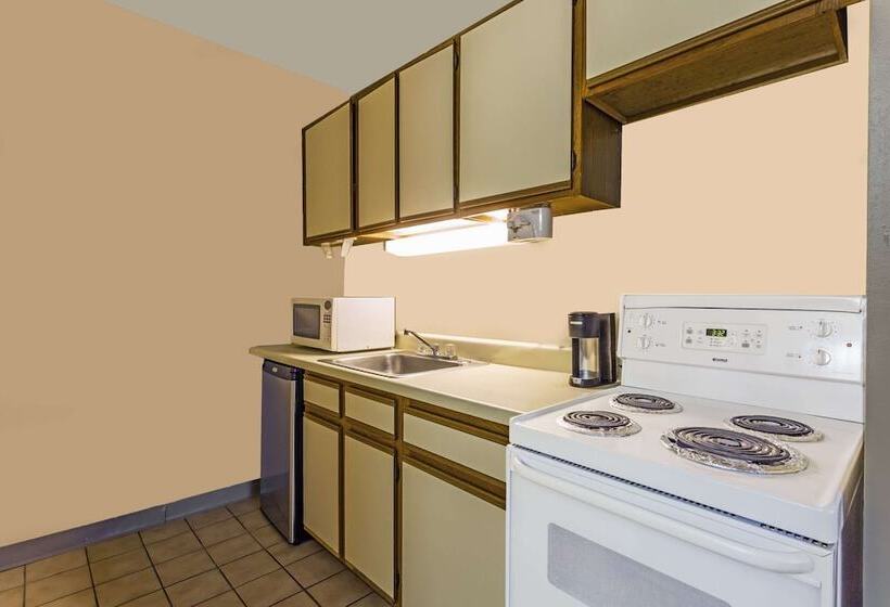 带2个双人床的标准工作室, Days Inn By Wyndham Virginia Beach At The Beach