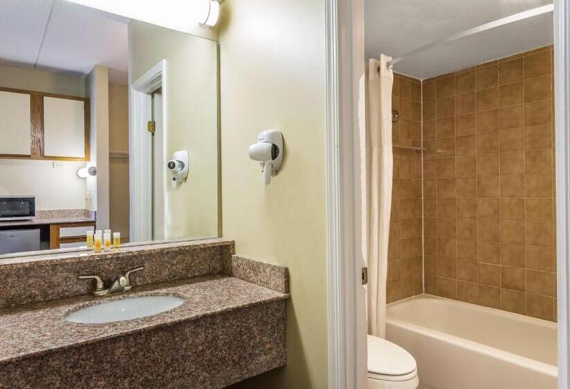 带大床的标准间, Days Inn By Wyndham Virginia Beach At The Beach