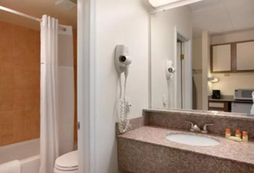 キングサイズベッドのスタンダードルーム, Days Inn By Wyndham Virginia Beach At The Beach