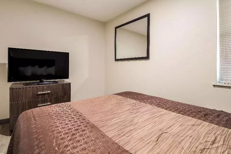 キングサイズベッドのスイートルーム, Quality Inn & Suites Dallas Cityplace