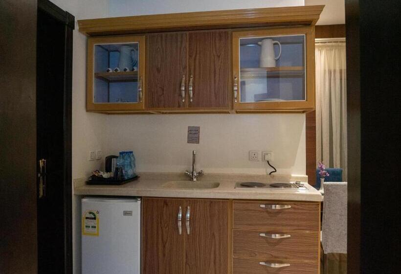 סוויטת ג'וניור, Innyar