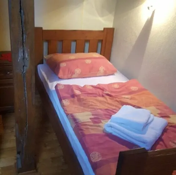 バスルーム共有のトリプルスタンダード, Guesthouse Tonkic