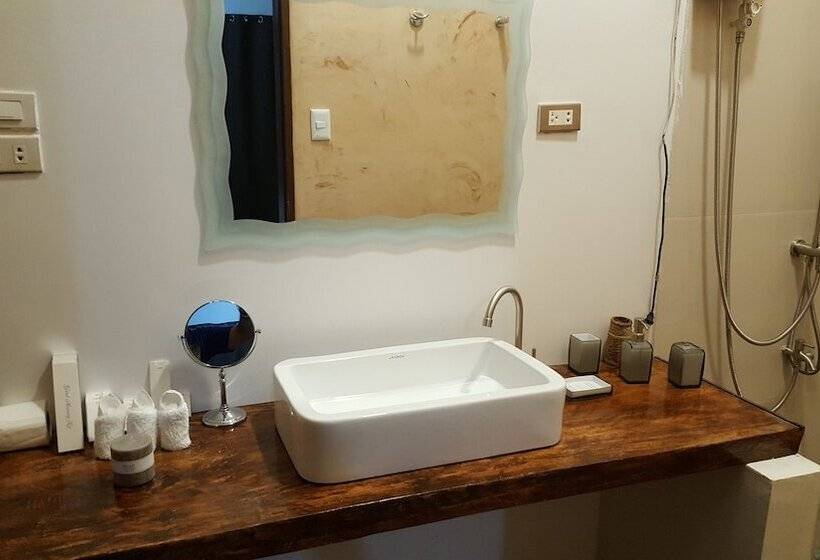 سوییت لوکس, La Colonial Resort