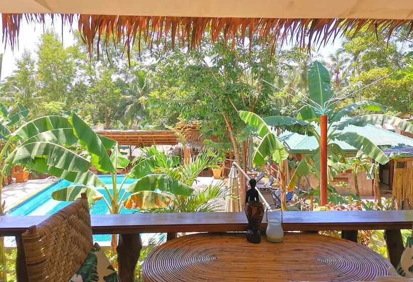 سوییت لوکس, La Colonial Resort