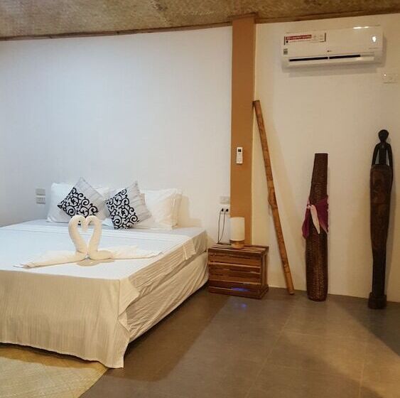 سوییت لوکس, La Colonial Resort