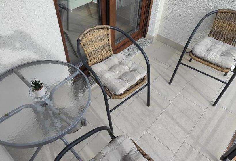 Pokój Trzyosobowy Standard z Balkonem, Viktor Rooms And Apartments