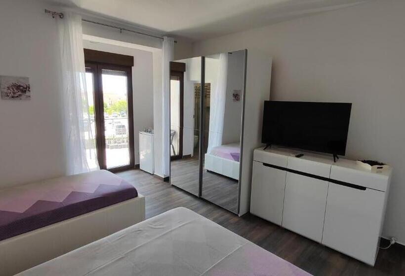 Pokój Trzyosobowy Standard z Balkonem, Viktor Rooms And Apartments