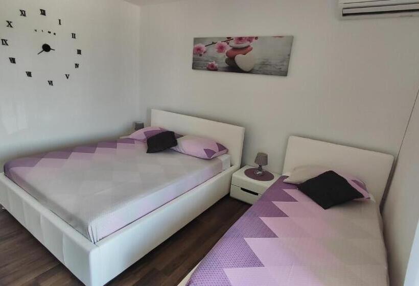 3 Bett Standardzimmer Balkon, Viktor Rooms And Apartments